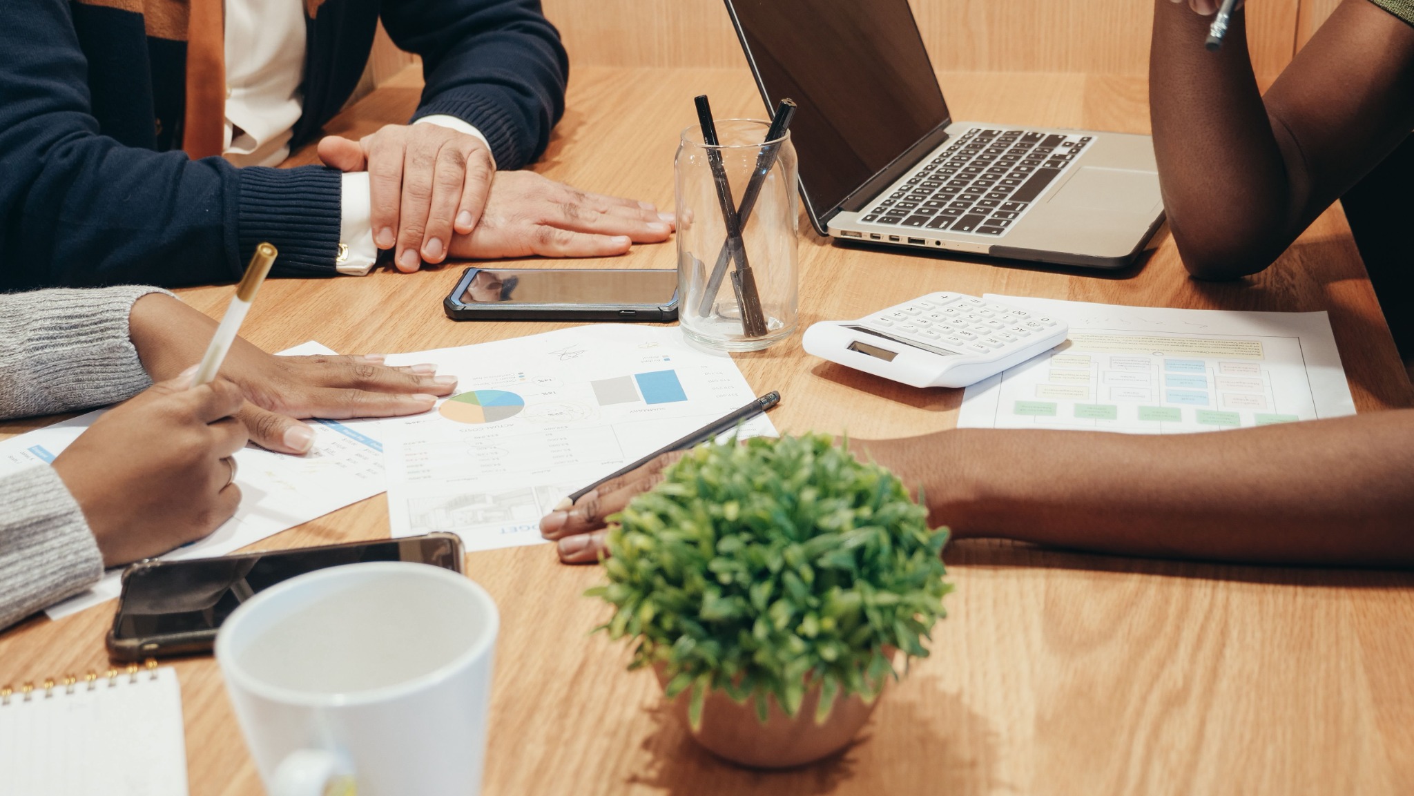 Équipe travaillant sur une stratégie d’acquisition BtoB